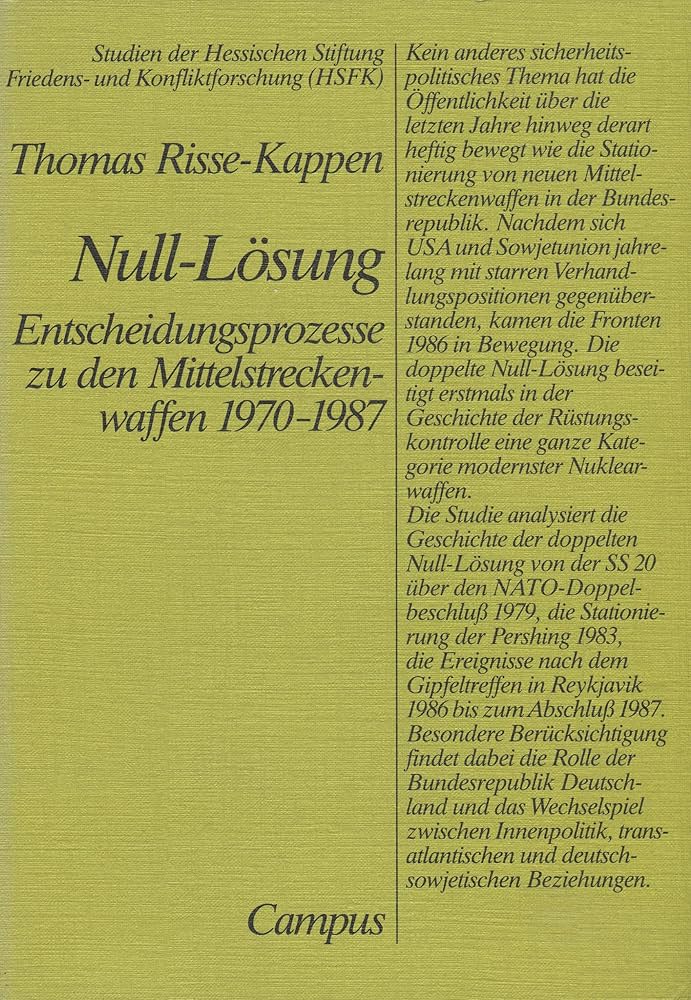 Das Buchcover zeigt auf grünem Hintergrund in schwarzer Schrift den Titel " Null-Lösung. Entscheidungsprozesse zu den Mittelstreckenwaffen 1970-1987"
