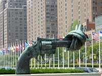 Statue einer verknoteten Pistole