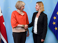Federica Mogherini und Theresa May im September 2015 (Photo: European External Action Service | CC BY-NC 2.0, https://www.flickr.com/photos/eeas/21598646596)
