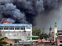 A building in Marawi is set ablaze by airstrikes carried out by the Philippine Air Force (Photo: Mark Johmel, CC BY-SA 4.0)