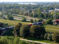 Eisenbahn mit Container der China Railway Express Co. überquert den Emscherkanal und die BAB 42.