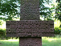 Gedenktafel auf dem Waldfriedhof Trutzhain (Foto: Wikimedia Commons, https://bit.ly/2wmkdHh, CC BY-SA 3.0)