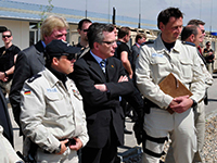 German Minister of the Interior Thomas Maiziere takes a look at German Forces assisting in the instruction of the Afghan National Police at a basic training facility in Mazar-e-Sharif | Foto: Wikipedia, Daniel Stevenson | CC BY 2.0 | http://bit.ly/2t9x0w5
