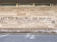 Graffiti-Schriftzug "Let the rich pay for Covid 19"