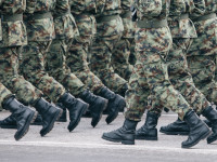 Soldaten marschieren in Uniform