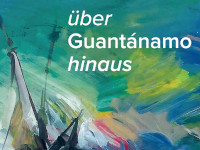 Weißer Schriftzug "über Guantánamo hinaus" vor einem grün-blau gemusterten Hintergrund (Bild aus der Ausstellung)