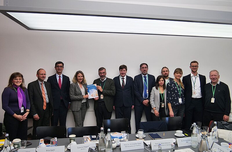 Gruppe von Personen stehend in einem Innenraum, manche halten den CNTR Monitor in die Höhe Launch des CNTR Monitor im Auswärtigen Amt