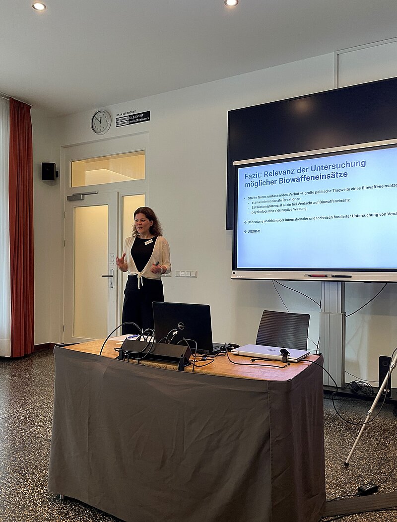 Photo of Una Jakob holding a presentation