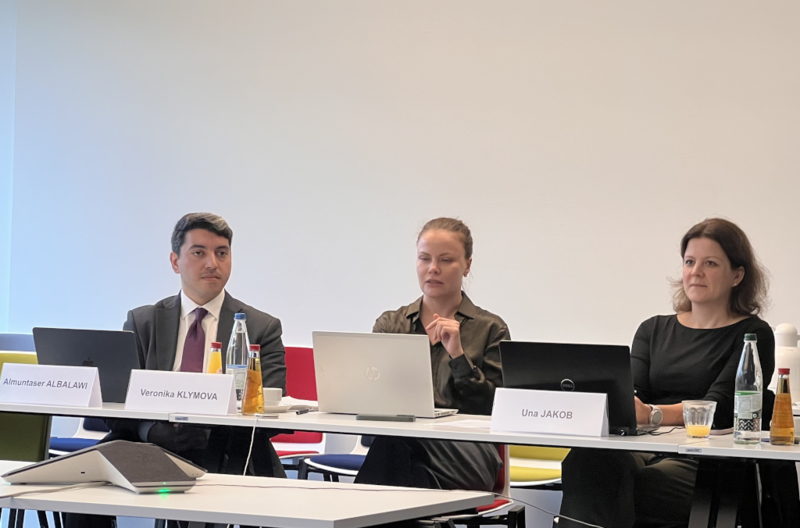 Forscher*innen Almuntaser Albalawi, Veronika Klymova und Una Jakob (v.l.) während der CWBNet-Konferenz.