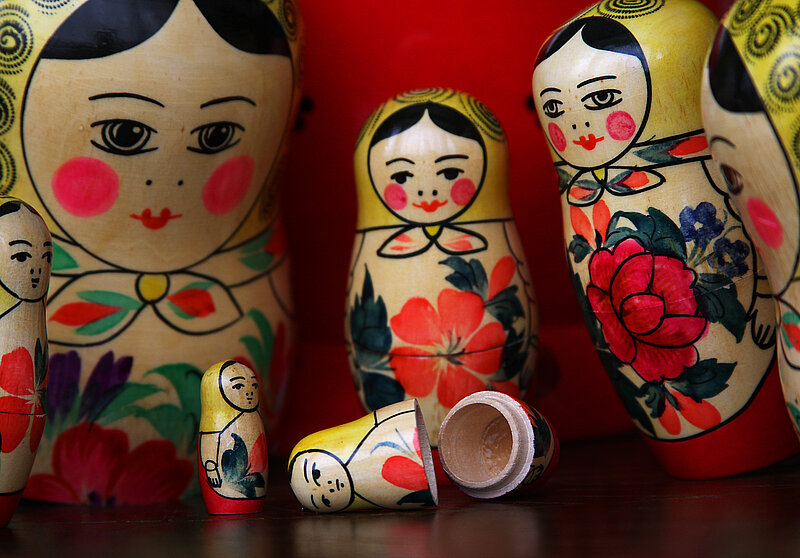 Russische Puppen, grell geschminkt, eine ist umgefallen
