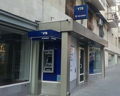 Straßenansicht mit blauem Bankautomat