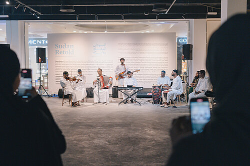 Musiker*innen bei der Buchvorstellung von ‚Sudan Retold‘ – Edition 1 ½ in Doha