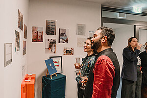 PRIF-Forschende betrachten die Ausstellung vor der neuen Bibliothek