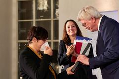 Der hessische Ministerpräsident Volker Bouffier übergibt ein Geschenk an HSFK-Leiterin Nicole Deitelhoff (Foto: Jürgen Lecher).