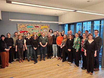 Gruppenfoto von Tagung zu Polar- und Meerespolitik; 30 Personen stehen in einem Halbkreis und lächeln in die Kamera
