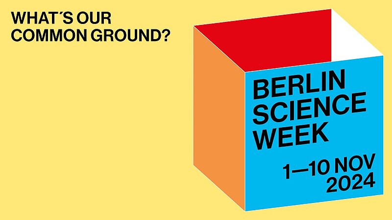 Veranstaltungsplakat der Berlin Science Week: Auf einem rot-orange-blauem Würfel steht der Veranstaltungstitel und das Datum. Daneben steht "What's our Common Ground?"