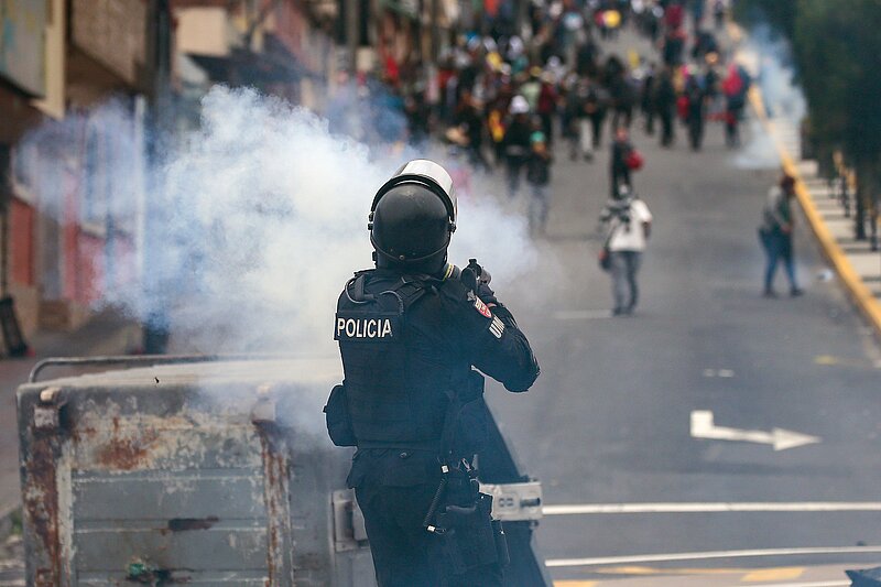 Angehörige der ecuadorianischen Polizei geraten während einer Demonstration in Quito, Ecuador, am 12. Oktober 2025 mit Demonstranten aneinander. Die landesweit vom Verband der indigenen Völker Ecuadors (Conaie) organisierten Proteste richteten sich gegen die Abschaffung der Diesel-Subventionen.