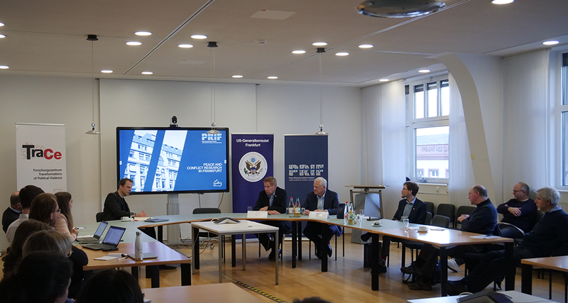 Gruppe Personen sitzt in Konferenzraum