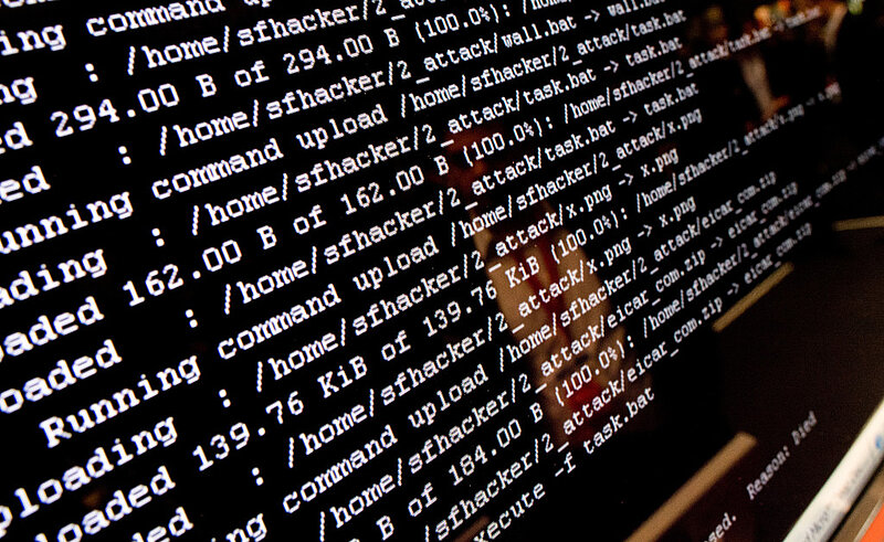Foto eines Monitors mit Befehlscodes