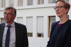 Christopher Daase und Ursula Schröder vor der Vorstellung des Friedensgutachtens 2022 auf der Bundespressekonferenz
