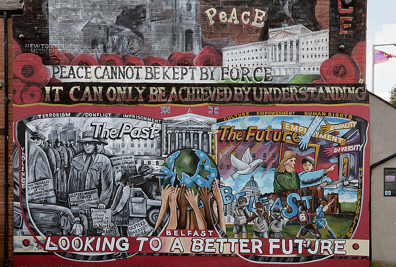 Politische Wandmalerei, dem Frieden gewidmet, Newtownards Road, Belfast. Foto: © picture alliance / Caro | Bastian