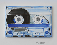 Audiokassette auf hellblauem Grund, Cover des Buches  
