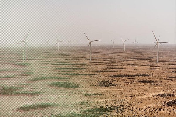Windräder, die in der Wüste stehen