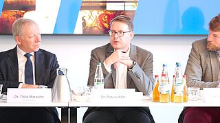 Die Podiumsteilnehmenden im Gespräch