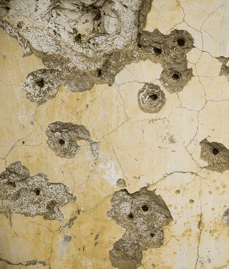Einschusslöcher in einer Wand/Bullet holes in a wall