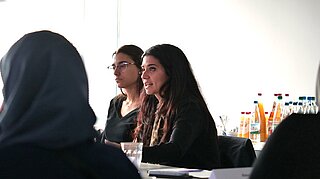 Teilnehmende des Besuchs im Gespräch