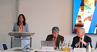 Die Podiumsteilnehmenden im Gespräch