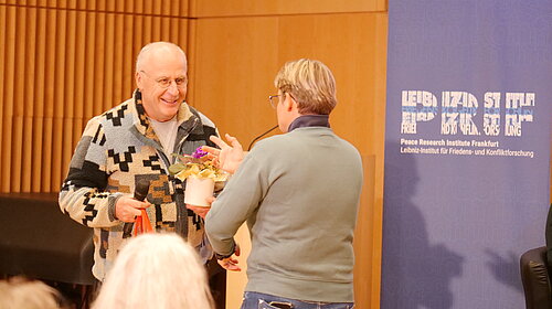 Thomas Wagner erhät sein Abschiedsgeschenk on FR und PRIF