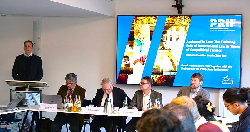 Panelisten im Gespräch.
