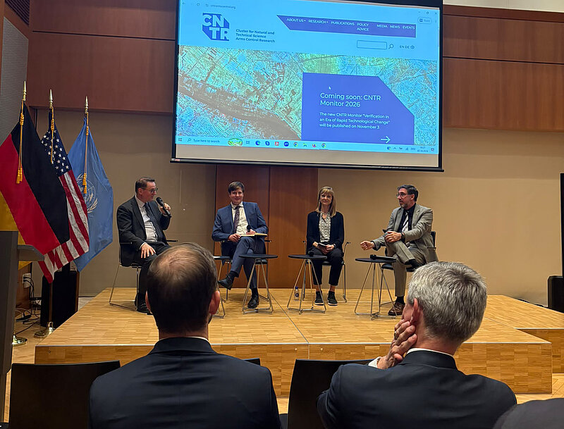 Malte Göttsche, Kadri Reis und Niklas Schörnig mit Moderator Giorgio Franceschini
