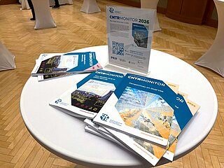 Der CNTR Monitor 2026 auf einem Beistelltisch.