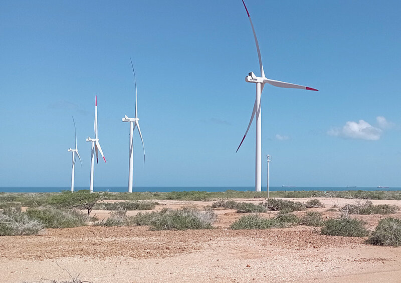 Vier Windräder am Meer