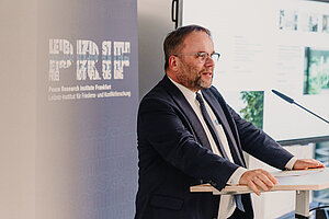 Staatsminister Timon Gremmels spricht am Redner*innenpult