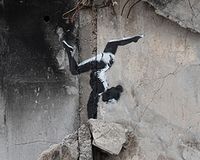 Ein Gemälde des britischen Straßenkünstlers Banksy ist auf einem bei Kämpfen zerstörten Gebäude in Borodyanka, Region Kiew, Ukraine, zu sehen. Das Gemälde zeigt eine Frau, die einen Handstand macht, offenbar auf den Trümmern.