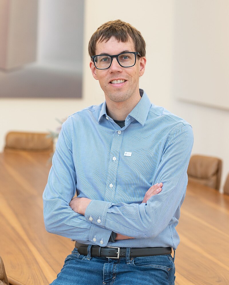 Bild von Tobias Ide angelehnt an Tisch 