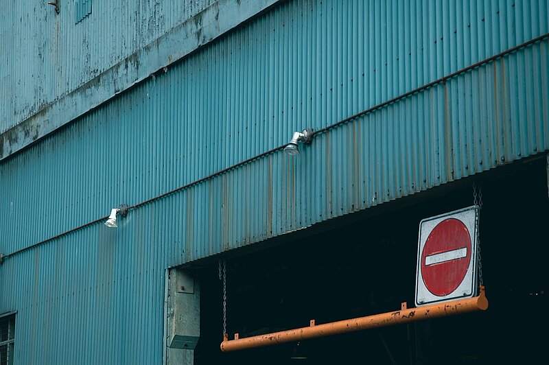 Eingang in ein Gebäude mit Einfahrt-Verboten-Schild
