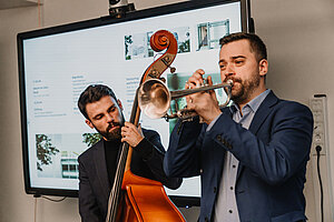 Ein Trompeter und ein Kontrabassist der Jazz-Combo im Zusammenspiel