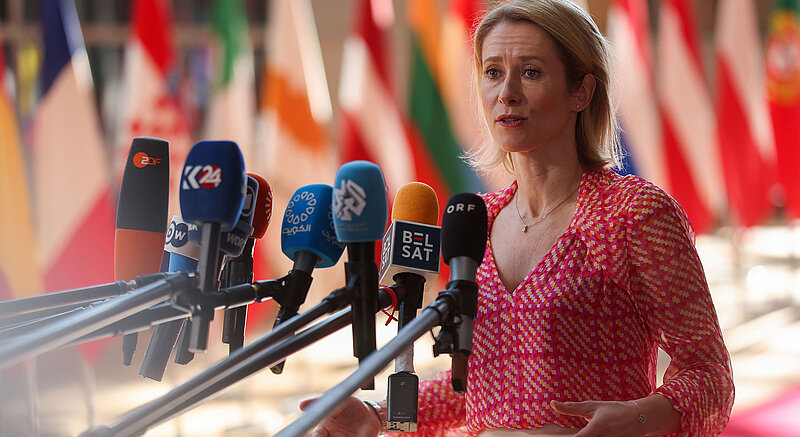 Die Hohe Vertreterin der EU für Außen- und Sicherheitspolitik, Kaja Kallas, spricht während einer Sitzung des Europäischen Rates der Außen- und Verteidigungsminister in Brüssel zur Presse.