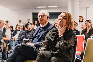 Susanne Boetsch sitzend im Publikum