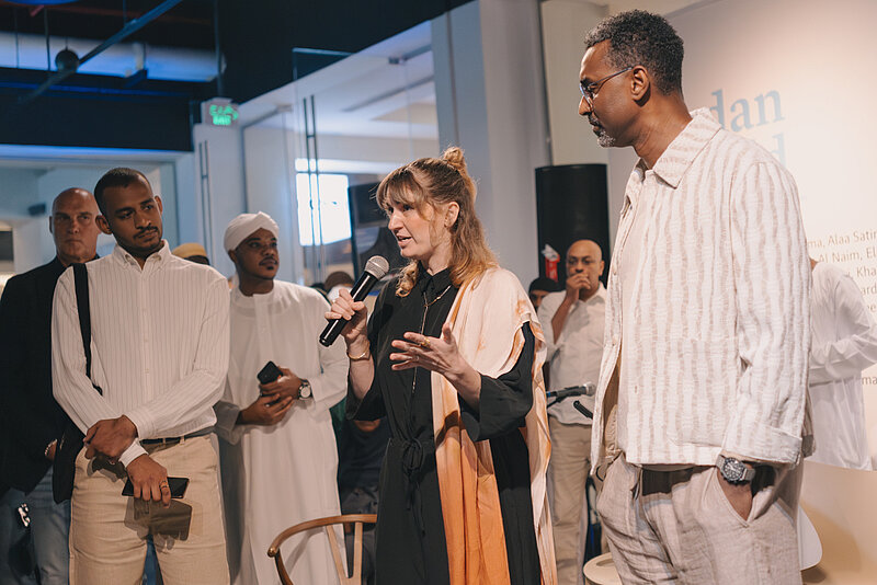 PRIF-Forscherin Dr. Larissa-Diana Fuhrmann spricht bei der Buchvorstellung von ‚Sudan Retold‘ – Edition 1 ½ in Doha.