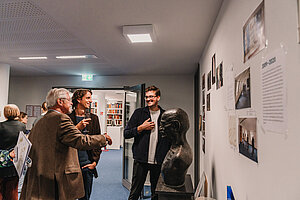 Drei Generationen von PRIF Forschern diskutieren in der Ausstellung vor der Bibliothek